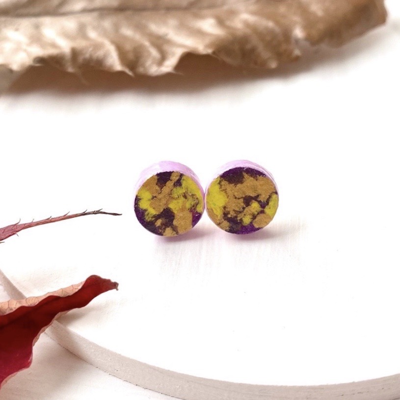 今だけ価格！ ウッド × ペイント 小さなピアス ラベンダー系 パステルカラー かわいい 華奢 女子力 さり気ない