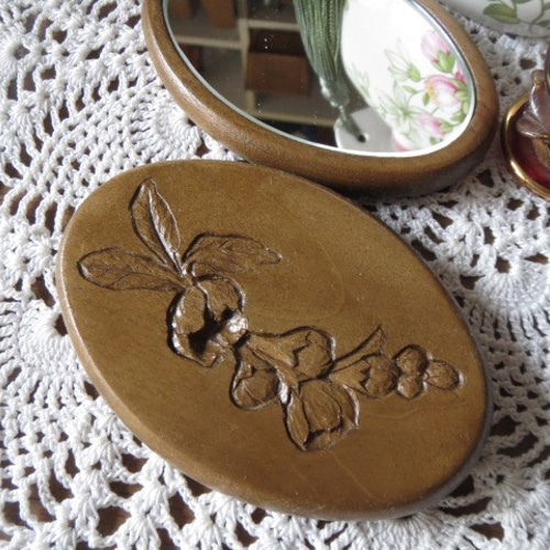 木彫り沈め彫りの楕円ハンドミラー☆可愛い利休梅☆材質朴ノ木＊サイズ