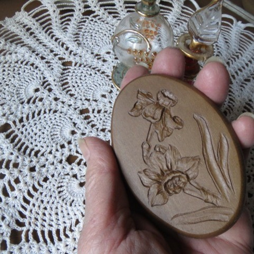 木彫り沈め彫りの楕円ハンドミラー☆可愛い利休梅☆材質朴ノ木＊サイズ