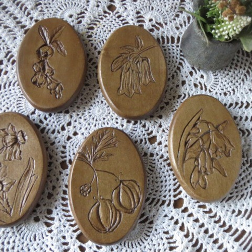 木彫り沈め彫りの楕円ハンドミラー☆可愛い利休梅☆材質朴ノ木＊サイズ