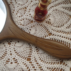木彫りの手鏡★浮彫の水仙模様★材質朴ノ木サイズ約320x160x12mm 4枚目の画像