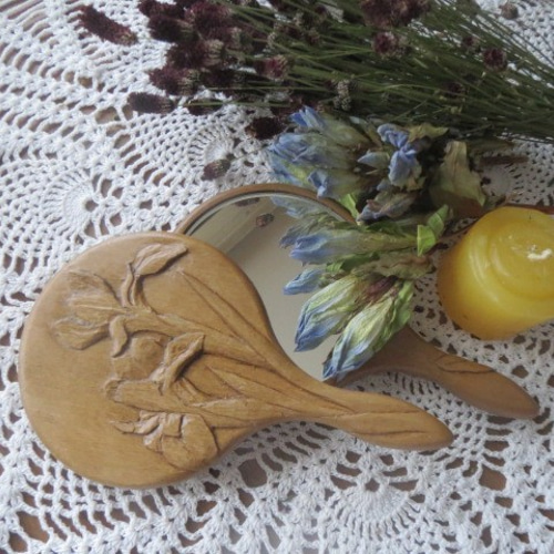 木彫りの浮き彫 姫鏡☆アヤメ模様＊袋ケース付き☆材質朴ノ木 サイズ約