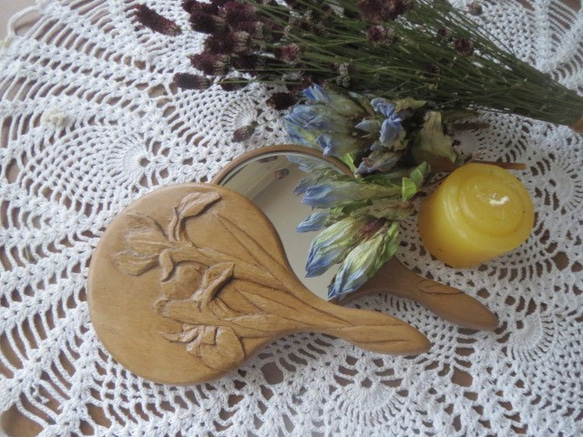 木彫りの浮き彫 姫鏡☆アヤメ模様＊袋ケース付き☆材質朴ノ木