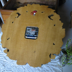 木彫りの時計★セントポーリアの円形掛け時計★素材榀の木  直径29㎝ 5枚目の画像