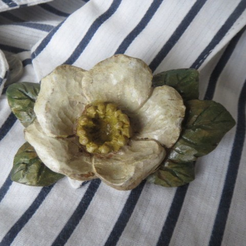 木彫りブローチ☆葉付きナニワ茨☆材質高級榀の木 ｻｲｽﾞ約60x35