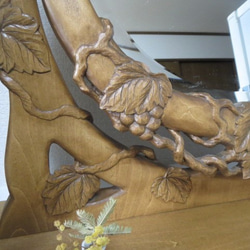 木彫りの卓上置き鏡★葡萄デザイン★　材質榀の木　ｻｲｽﾞ約台650x240x25mm　 3枚目の画像