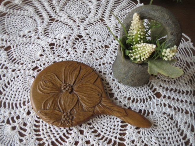 木彫り　トレイ　花柄　彫刻　ハナミズキ 木彫りの浮き彫 姫鏡☆ハナミズキ模様＊袋ケース付き☆材質朴ノ木