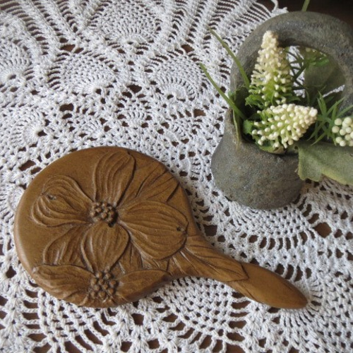 木彫りの浮き彫 姫鏡☆ハナミズキ模様＊袋ケース付き☆材質朴ノ木