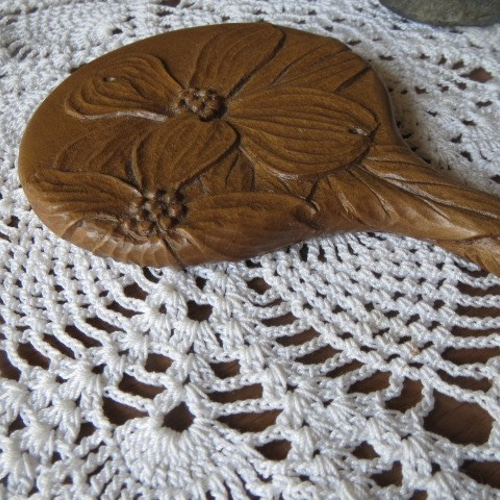 木彫りの浮き彫 姫鏡☆ハナミズキ模様＊袋ケース付き☆材質朴ノ木