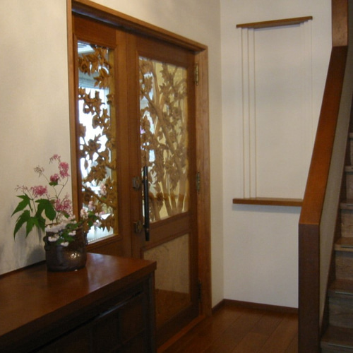 木彫りの室内親子ドア☆椿のデザイン☆材質榀の木 その他家具 yk 通販