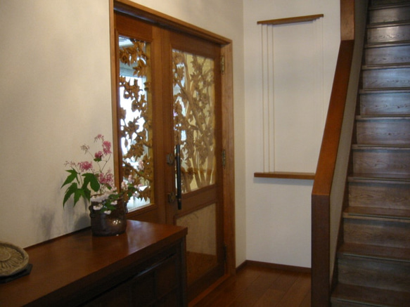 木彫りの室内親子ドア☆椿のデザイン☆材質榀の木 その他家具 yk 通販