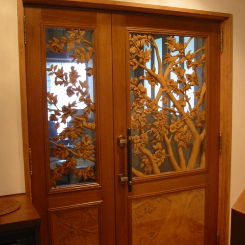 木彫りの室内親子ドア☆椿のデザイン☆材質榀の木 その他家具 yk 通販