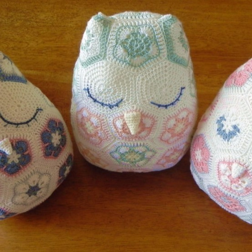 アフリカンフラワーモチーフのふくろう・少し大きめ あみぐるみ Beee