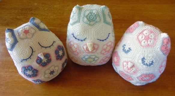 アフリカンフラワーモチーフのふくろう・少し大きめ あみぐるみ Beee