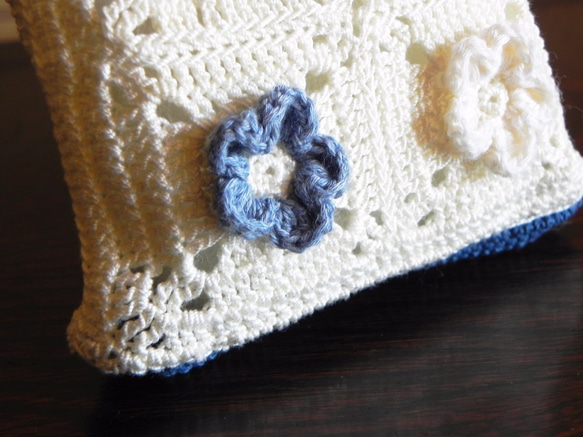 花の立体モチーフの、小さなポーチ・ブルー系 5枚目の画像