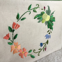 花刺繍のフラットポーチ～花と実りのリース・クリーム～ 2枚目の画像