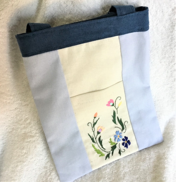 花刺繍のミニバッグ・タテ型 1枚目の画像