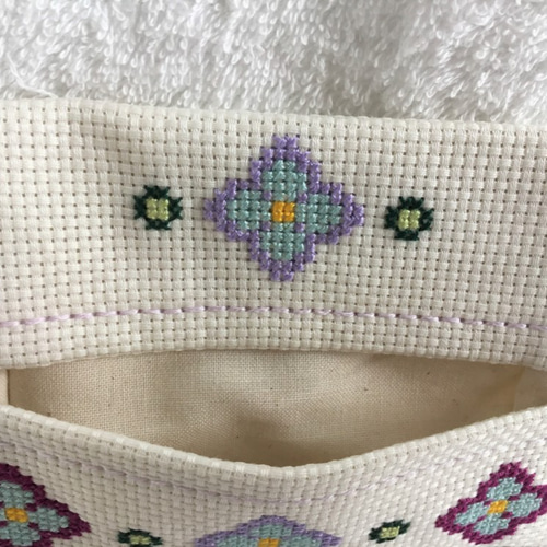 ポケットティッシュケースA33紫小花刺繍 クロスステッチのポケットティッシュケース～花・水色～ その他ケース