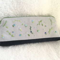 ラベンダーです！刺繍生地のメガネケース　ハンドメイド 花刺繍のメガネケース～ラベンダー色の小花柄～ メガネケース y.chaco