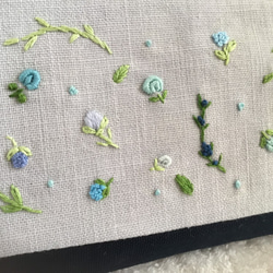 花刺繍のメガネケース～ブルーの小花柄～ 2枚目の画像