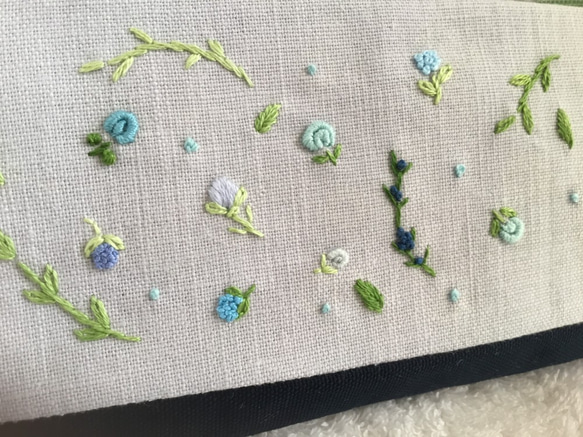 花刺繍のメガネケース～ブルーの小花柄～ 2枚目の画像