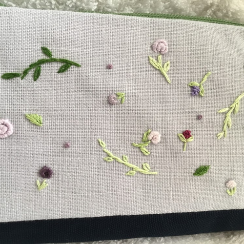 ラベンダーです！刺繍生地のメガネケース　ハンドメイド 花刺繍のメガネケース～ラベンダー色の小花柄～ メガネケース y.chaco