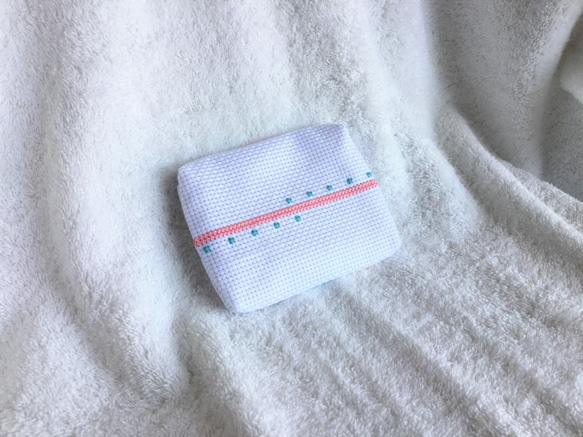刺繍のポケットティッシュケース（ホワイト） 2枚目の画像