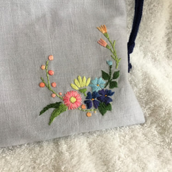 花刺繍の巾着・スモーキーブルー 2枚目の画像