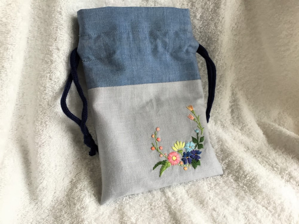 花刺繍の巾着・スモーキーブルー 3枚目の画像