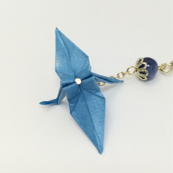 カイヤナイトと鶴の折り紙ピアス 3枚目の画像