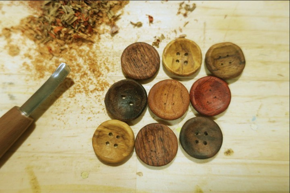 無垢の木彫りボタン／ウッドボタン／木のボタン 2個１セット 5枚目の画像
