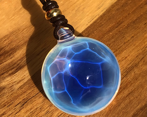青く光る！ブルームーンたんのネックレスたん！ ブルームーンストーン色のガラスネックレス （丸型） ～ 光の波
