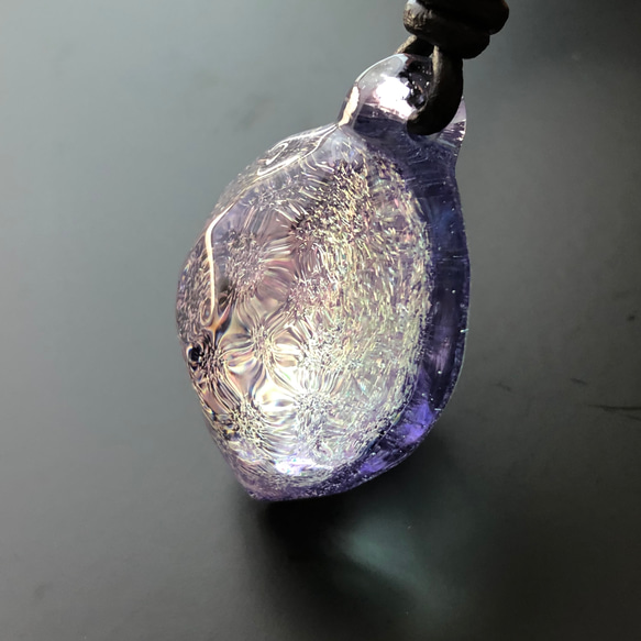 紫とアクアマリン色のダイクロガラスペンダント（ボロシリケイトガラス） 3枚目の画像