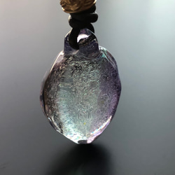 紫とアクアマリン色のダイクロガラスペンダント（ボロシリケイトガラス） 4枚目の画像