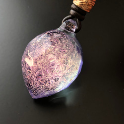紫とアクアマリン色のダイクロガラスペンダント（ボロシリケイトガラス） 8枚目の画像