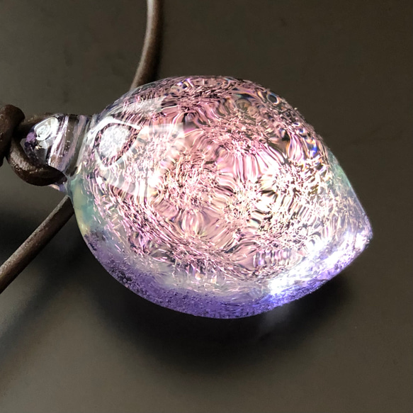 紫とアクアマリン色のダイクロガラスペンダント（ボロシリケイトガラス） 9枚目の画像