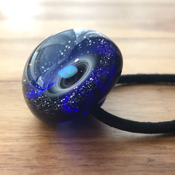星空宇宙の髪留め ～ ミント色のオパール ～（ガラスヘアゴム）宇宙ガラス 4枚目の画像