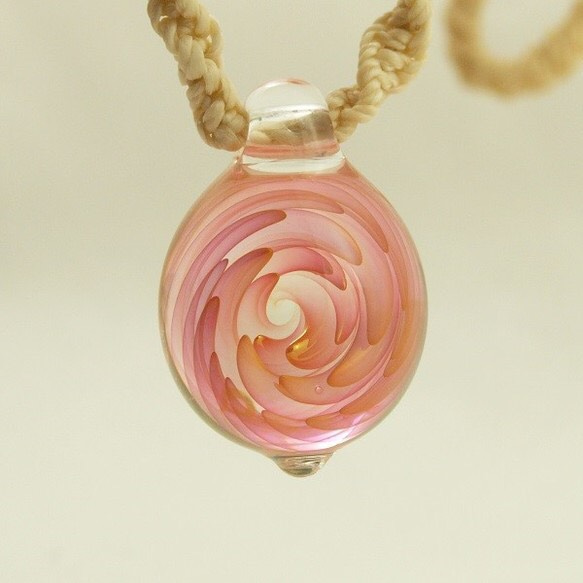 【 Pink spiral 】　ボロシリケイトガラスのネックレス（ピンクのスパイラル模様） 1枚目の画像