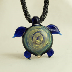 【 Sea turtles spiral pattern 】ボロシリケイトガラスのネックレス（ウミガメ） 2枚目の画像