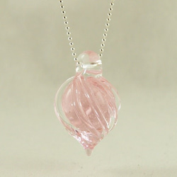 桜色の花『 つ ぼ み 』ピンクのガラスのペンダント Tsubomi pendant 2枚目の画像