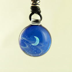 【 Night sky crescent 】三日月の夜空 ガラスネックレス（三日月型のホワイトオパール） 5枚目の画像
