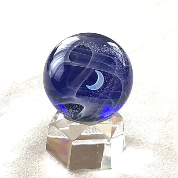 【 三日月の夜空 】三日月オパール　直径約４㎝ 球体ガラス（マーブル）台座付 4枚目の画像