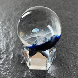 【 三日月の夜空 】三日月オパール　直径約４㎝ 球体ガラス（マーブル）台座付 6枚目の画像