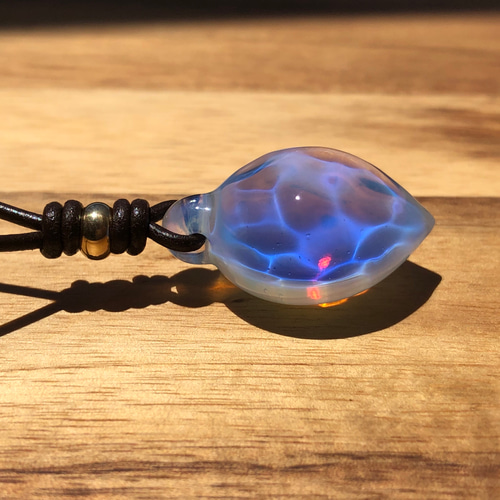 ブルームーンストーン色のガラスネックレス ～ 波紋 ～ ミルキー