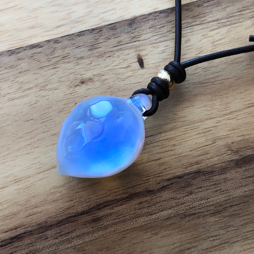 ブルームーンストーン色のガラスネックレス ～ 波紋 ～ ミルキー