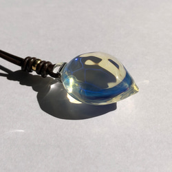 透明ガラスの～青色波紋～ネックレス（ボロシリケイトガラス） 3枚目の画像