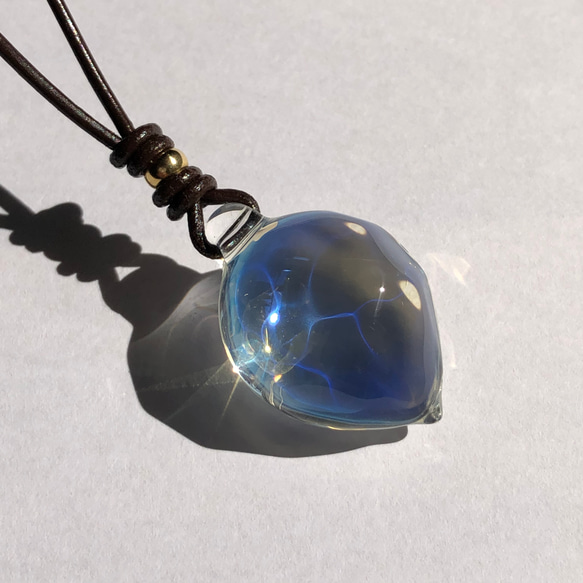 透明ガラスの～青色波紋～ネックレス（ボロシリケイトガラス） 8枚目の画像
