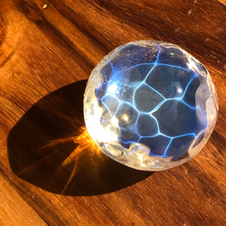 カラフルな波形ガラス 海のカケラ 〜 青色の光の波 〜 ガラスオブジェ（丸型） 立体