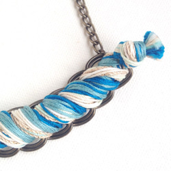 マーブル刺繍糸ボリュームネックレス ブルー/N1 2枚目の画像