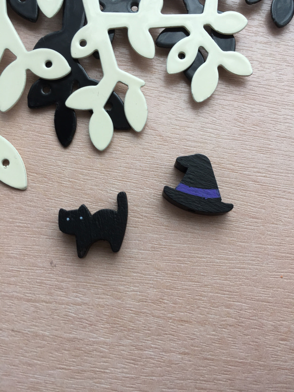 ハロウィン 黒ネコと魔女の帽子の耳飾り 1枚目の画像